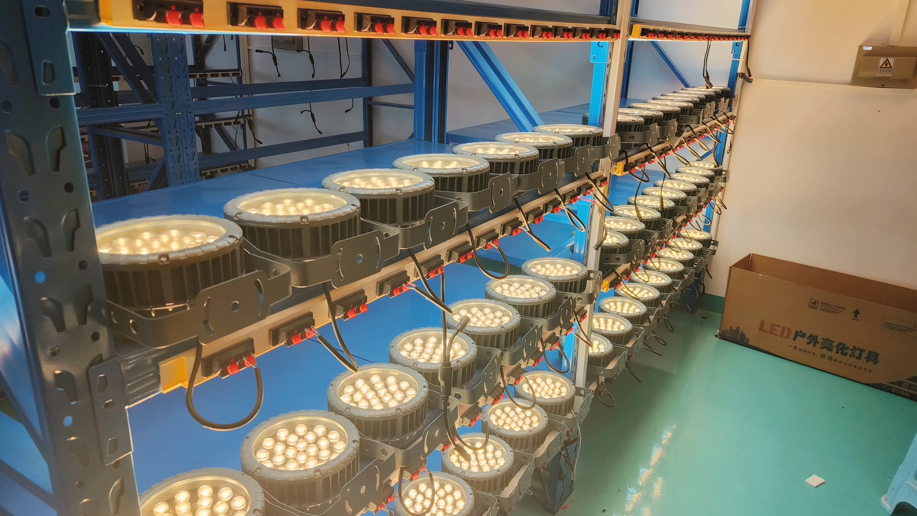 Round fixtures illuminated for visual checking
